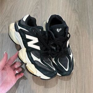 New Balance 9060 Black & White Sneakers Used Men’s 6.5 Woman’s SZ 8